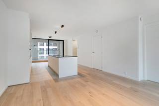 Residentie Bel-Ford bevindt zich op een toplocatie in het centrum van Roeselare, op wandelafstand van gezellige horeca, winkels, de markt en het station.<br />Het gebouw is opgezet rond een charmant binnenplein dat het geheel een stijlvolle en uitnodigende uitstraling geeft.<br /><br />Dit ruim tweeslaapkamerappartement biedt modern wooncomfort op een uitstekende locatie.<br />Het appartement beschikt over een inkomhal met gastentoilet, een ruime woonkamer met open keuken en praktische keukenberging, twee comfortabele slaapkamers en een badkamer. <br />Er zijn drie terrassen aanwezig en vanuit alle ruimtes is er een mooi verzicht vanaf de 6de verdieping. <br /><br />Met een E-peil van 27 en vloerverwarming die aangesloten is op het warmtenet, voldoet dit appartement aan de strengste energienormen. Bovendien is het volledig geschilderd, en deze schilderwerken zijn inbegrepen in de verkoopprijs.<br /><br />In de ondergrondse kelder is er de mogelijkheid om een privéberging en/of autostaanplaats aan te kopen. Daarnaast is er ook een ruime gemeenschappelijke fietsenberging voorzien.<br /><br />Interesse? Neem gerust contact met ons op voor meer informatie of een vrijblijvende bezichtiging!