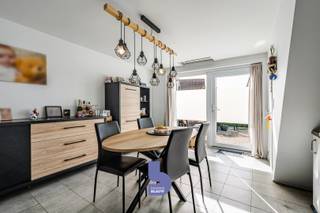 Deze charmante woning in Bredene combineert een gezellige, huiselijke sfeer met een praktische indeling en enkele mooie extra troeven. Bovendien ligt de woning in een aangename buurt en op slechts 1km van het strand.<br /><br />Op de benedenverdieping kom je binnen in de lichtrijke leefruimte met een ingerichte open keuken. Dankzij de grote raampartijen geniet je hier van veel natuurlijk licht en heb je toegang tot twee terrassen, waardoor je op verschillende momenten van de dag van de zon kan genieten.<br />De keuken is volledig uitgerust met een inductiekookplaat, dampkap, oven, koelkast en spoelbak.<br />Verder is er op deze verdieping een ruime badkamer met inloopdouche, wastafelmeubel, toilet en aansluiting voor de wasmachine.<br /><br />Boven bevinden zich twee slaapkamers. <br /><br />Buiten beschikt de woning over een eigen autostaanplaats. Daarnaast is er een gedeelde garage, ideaal voor het stallen van fietsen, de wagen of het opbergen van extra spullen.<br />Ook op technisch vlak heeft de woning heel wat te bieden, met onder meer een warmtepomp en zonnepanelen.<br />Een aangename woning op een rustige ligging, dicht bij zee, met twee terrassen, een praktische indeling en een aantal mooie energetische troeven. Een plek waar je binnenkomt en je meteen thuis voelt.