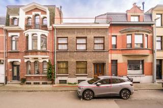 Deze charmante, karaktervolle woning zit vol sfeervolle elementen en verrast door haar royale ruimte en uitzonderlijk goede staat van...