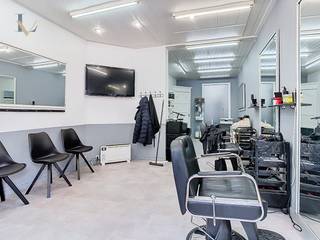 Opbrengsteigendom met handelsgelijkvloers en twee appartementen te koop, gelegen op een gunstige locatie te Berchem (Driekoningenstraat 100).<br /><br />Het pand bestaat uit een handelsgelijkvloers en twee appartementen, en biedt tal van mogelijkheden na renovatie. Momenteel is het volledig verhuurd, met een handelshuur voor het gelijkvloers en woninghuur voor de appartementen, wat zorgt voor een onmiddellijke opbrengst.<br /><br />Het handelsgelijkvloers is ingericht als kapperszaak en beschikt over een achterliggend woongedeelte met keuken.<br /><br />Op de eerste verdieping bevindt zich een appartement met 2 slaapkamers, een woonkamer, keuken en badkamer.<br /><br />Het duplex-/bovenste appartement beschikt over 3 slaapkamers, een woonkamer, keuken en badkamer, alsook een aangenaam terras.<br /><br />Dit pand is ideaal voor investeerders of voor wie wonen en werken wenst te combineren, mits renovatie.<br /><br />Interesse? Contacteer ons voor meer informatie of een bezoek ter plaatse.