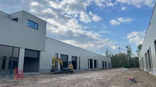 Duurzame KMO-unit van 410 m², samenvoegbaar tot een totale oppervlakte van 2.460 m², te koop.De site is strategisch gelegen vlak bij het...