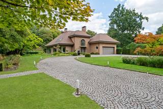 Located on the prestigious Bisschoppenhoflei in the green and residential area of Brasschaat, this exceptional villa perfectly combines luxury, space, and tranquility. This exclusive villa is situated on a generous plot and boasts a living area of a whopping 677 m², spread over three full floors. The property is designed with comfort and elegance in mind, offering high-quality finishes in every space. The southeast-facing garden is an oasis of peace, with a beautifully landscaped terrace and a private pool that invites relaxation and stylish outdoor living.<br /><br />Inside, you will find four spacious bedrooms, including an impressive master bedroom with an en-suite bathroom and dressing room. There are three bathrooms, all finished with high-quality materials. The kitchen, with an area of 46 m², is a dream for any culinary enthusiast and seamlessly connects to the dining room and the light-filled living room with views of the garden.<br /><br />The villa also features a recreation room, a wine cellar, an office, a server room, and a family/TV room. The basement covers 149.79 m² and offers additional storage space and technical facilities. The garage can accommodate multiple vehicles and is directly accessible from the property.