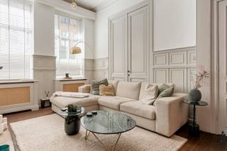 <p><strong>Karaktervolle, volledig gerenoveerde woning met 4 slaapkamers en stadstuin in het hart van Berchem</strong></p>
<p>-- KIJKDAG 3 &amp; 4 APRIL --<br /><br />In de rustige maar centraal gelegen <strong>Guldenvliesstraat 32 te Berchem (2600)</strong> bevindt zich deze stijlvol gerenoveerde woning met een <strong>bewoonbare oppervlakte van ca. 210 m²</strong>. De woning combineert <strong>authentieke elementen</strong> met hedendaags comfort en vormt zo een warme thuis met karakter én kwaliteit.</p>
<p><strong>Authenticiteit en modern wooncomfort in perfecte harmonie</strong><br />Deze woning werd <strong>zeven jaar geleden van A tot Z gerenoveerd</strong>, met respect voor het oorspronkelijke karakter. Originele elementen zoals hoge plafonds, moulures en houten vloeren werden behouden en prachtig geïntegreerd in een modern woonconcept. Het resultaat is een sfeervolle woning die charme en functionaliteit moeiteloos verenigt.</p>
<p><strong>Instapklaar en volledig in orde</strong></p>
<ul>
<li>
<p><strong>Elektriciteit conform</strong></p>
</li>
<li>
<p><strong>EPC-score van 178 kWh/m²/jaar</strong> – energiezuinige woning</p>
</li>
<li>
<p><strong>Asbestveilig</strong><br />U hoeft zich dus geen zorgen te maken over bijkomende investeringen: alles is tot in de puntjes afgewerkt en voldoet aan de huidige normen.</p>
</li>
</ul>
<p><strong>Indeling en wooncomfort</strong><br />Met <strong>vier volwaardige slaapkamers</strong> is er meer dan genoeg ruimte voor een gezin, een thuiskantoor of logeerkamers. De leefruimtes zijn licht en ruim, en via de keuken heeft u toegang tot een <strong>knusse stadstuin/koertje</strong> – ideaal voor een koffiepauze in de zon of een gezellige barbecue.</p>
<p><strong>Extra troeven</strong></p>
<p><strong>- Fietslift aanwezig</strong> – handig én uniek in deze buurt<br />- Zeer centrale ligging: winkels, scholen, horeca en openbaar vervoer op wandelafstand<br />- Goed bereikbaar met de wagen en fiets<br />- Domotica aanwezig<br /><br /><strong><br />Bent u op zoek naar een instapklare woning vol charme en karakter in een bruisende maar rustige buurt? Dan is deze woning zeker een bezoek waard.</strong></p>