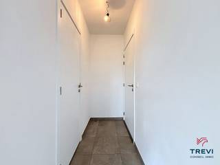 Situé au coeur de Tubize, Au premier étage d'un bel immeuble récent, superbe studio lumineux. Il se compose d'un hall d'entrée de 5 m² vers le...