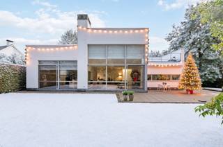 Deze prachtige energiezuinige woning is voorzien van alle modern comfort en is gelegen in een rustige en groene straat op wandelafstand van domein...