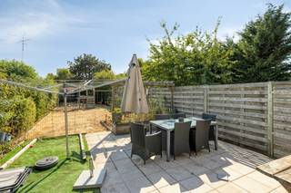 Op een vlot bereikbare ligging bevindt zich deze VERRASSEND RUIME & instapklare gezinswoning met 4 SLAAPKAMERS, zonnige TUIN en handig ZIJPOORTJE. Totale grondopp.: 330m<sup>2</sup>. Deze piekfijn onderhouden woning is praktisch ingedeeld als volgt: inkomhal, LICHTOVERGOTEN leefruimte, nette keuken (o.a. gasfornuis, oven, vaatwas, ...), wasplaats/berging, toilet. Tussenverdieping: ruime slaapkamer. 1°V: 2 volwaardige slaapkamers, badkamer (ligbad/douche, lavabo en toilet). 2°V: 4de slaapkamer, berging. Heerlijk genieten van het zonnetje kan in de perfect georiënteerde (= ZUIDgerichte) TUIN met berging. Zijpoortje naast de woning om met de fiets naar de tuin te gaan. Extra's: kelder, dubbele beglazing in PVC, verwarming op aardgas, GOEDGEKEURDE ELEKTRICITEIT, zonnepanelen, VLOTTE BEREIKBAARHEID. Wordt dit jouw nieuwe thuis?