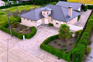 Spaanse-stijl woning met uniek bijgebouw in BegijnendijkIn een rustige, groene omgeving in Begijnendijk ligt deze charmante Spaanse-stijl woning,...