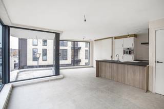 Modern Duplex Appartement in Turnhout

Dit eigentijdse duplex appartement, gelegen pal in het centrum van Turnhout, maakt deel uit van een kleinschalig project. Het biedt een unieke combinatie van comfort, energiezuinigheid en eigentijds wonen. Met twee slaapkamers op het gelijkvloers en een ruime leefruimte op de 1ste verdieping met aangrenzend terras, is dit een bijzonder aantrekkelijk aanbod.

Dit appartement is ontworpen met aandacht voor duurzaamheid en energie-efficiëntie, met zonnepanelen, een warmtepomp en ventilatietype D. Dit alles zal bijdragen aan een groenere en kostenefficiëntere levensstijl.

Op het gelijkvloers van dit duplex appartement bevinden zich twee slaapkamers, een berging en een moderne badkamer. De eerste verdieping bestaat uit de ruime leefruimte en een eigentijdse keuken met de benodigde apparatuur. Vanuit de leefruimte heb je directe toegang tot het terras, waar je kunt genieten van frisse lucht en natuurlijk licht. 

Er is een gemeenschappelijke fietsenstalling aanwezig.

Dit duplex appartement geeft modern wonen weer met zijn eigentijdse design en praktische indeling. Of je nu op zoek bent naar een comfortabele leefruimte of een investering in een energiezuinig vastgoed, dit appartement in Turnhout biedt het beste van beide werelden.

Aarzel niet om contact met ons op te nemen voor meer informatie of om een bezichtiging te plannen. 
Wij kijken ernaar uit om je te verwelkomen in dit energiezuinige en eigentijdse appartement in Turnhout.