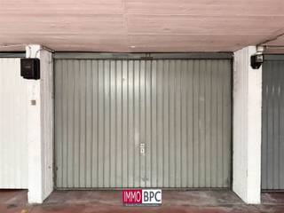 Spacious garage with easy access under co-ownershipUnder a well-kept co-ownership we offer this very spacious garage box with excellent...