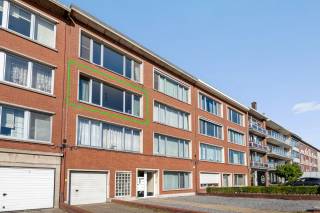 Dit lichtrijke appartement is gelegen aan de August van de Wielelei en geniet van een uitstekende ligging op wandelafstand van openbaar vervoer, winkels en diverse voorzieningen. Dankzij de nabijheid van belangrijke invalswegen geniet u bovendien van een vlotte bereikbaarheid.<br /><br />Het appartement bevindt zich op de tweede verdieping van het gebouw.<br /><br />Bij het betreden van het appartement komt u terecht in de inkomhal, die voorzien is van een apart gastentoilet. Van hieruit bereikt u de ruime en lichtrijke leefruimte, die aansluit op de keuken.<br /><br />De keuken (2018) is uitgerust met een oven, spoelbak met verlek, vaatwasser, wasmachine en droogkast, en heel wat praktische kastruimte. Via de keuken heeft u bovendien toegang tot het gezellige terras.<br /><br />Via de nachthal bereikt u de twee slaapkamers en de badkamer. De badkamer is ingericht met een ligbad met douchefunctie en een lavabomeubel met spiegel.<br /><br />Een extra troef is de garagebox achteraan het gebouw aan te kopen voor € 25.000.<br /><br />Troeven<br />+ EPC-label B <br />+ 2 slaapkamers<br />+ Ruime en lichtrijke leefruimte<br />+ Terras aansluitend op de keuken<br />+ Gunstige ligging nabij winkels, openbaar vervoer en invalswegen<br />+ Garagebox (€ 25.000)<br /><br />Interesse in dit appartement? Neem vandaag nog contact op met VB Vastgoed voor meer informatie of een bezoek ter plaatse via 03 337 50 70 of info@vbvastgoed.be