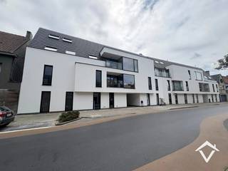 Dit mooi nieuwbouwappartement is gelegen op de 3de verdieping van de Residentie La Poste FASE 2.<br /><br />Deze residentie La Poste is een nieuw project, gelegen op een unieke ligging in het centrum van Eernegem, in de onmiddellijke omgeving van alle winkels, bakkers, scholen, gemeentehuis, bibliotheek…<br /><br />Deze residentie bestaat uit 11 moderne en comfortabele appartementen . Het appartement 3.2 op de derde verdieping bestaat uit: lift - inkomhal - toilet - living - terras van 7,6 m² - keuken - berging - nachthal - 2 slaapkamers - badkamer.<br /><br />Achteraan de residentie worden bovengrondse garages en staanplaatsen alsook een ruime gemeenschappelijke fietsenberging voorzien. Er is een mogelijkheid tot aankopen van een garage: 30.000,00 euro excl. BTW<br /><br />Kortom een lichtrijk nieuwbouwappartement waar u intens kunt genieten van een unieke woonbeleving. <br /><br />EPC: appartement in aanbouw UC: Appartement in aanbouw<br /><br />Voor meer informatie omtrent dit prachtig nieuwbouwproject maak een afspraak via 0476772446 of info@vastgoedsinnaeve.be<br /><br />Nota : Alle vermelde prijzen zijn steeds exclusief kosten en BTW