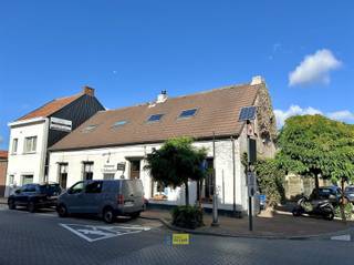 <p><span>Restaurant 't Schuurken: een vaste waarde sedert jaar en dag in Kapellen en een goed draaiende zaak bestaande uit een handelsgelijkvloers van ca. 170 m² met 2 eetzalen, de keuken met kelder van 9 m² en toiletten met buiten een bijgebouw van ca. 66 m² met terras en een bovengelegen gerenoveerd appartement van ongeveer 129 m² ingericht in hoevestijl met een woonkamer van ca. 40 m² op plankenvloer met haard, een bureel, wasplaats met toilet en wastafel, 3 slaapkamers, een vide en een badkamer met douche en toilet, renovatieverplichting</span></p>