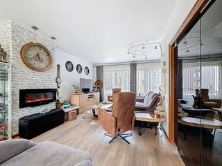 Op zoek naar een energiezuinige en perfect onderhouden woning? Deze stijlvolle bel-etage combineert comfort, ruimte en moderne technieken. Met een EPC-score B (110 kWh) en zonnepanelen met batterij geniet u van een lage energiefactuur.<br />Gelegen in Merksem, vlakbij de oprit Merksem en op slechts 10 minuten van het centrum van Antwerpen, geniet u hier van een vlotte bereikbaarheid en een uitstekende ligging.<br />Indeling:<br />Op het gelijkvloers vindt u een inpandige garage, een ruime polyvalente kamer (ideaal als bureau, hobbyruimte of extra slaapkamer), een wasplaats en een apart toilet.<br />De eerste verdieping biedt een lichtrijke leefruimte met open, volledig geïnstalleerde keuken en een extra toilet.<br />Op de tweede verdieping bevinden zich drie slaapkamers en een badkamer uitgerust met ligbad, dubbele lavabo en toilet.<br />Buiten geniet u van een prachtig aangelegde tuin met vijver en gezellige pergola – perfect om te ontspannen. Bovendien is er een ruim tuinhuis voor extra opbergruimte.<br />Troeven:<br />✔ Instapklaar<br />✔ Gerenoveerd<br />✔ Zonnepanelen + batterij<br />✔ Energiezuinig (EPC B)<br />✔ 3 slaapkamers + extra polyvalente kamer<br />✔ Topligging nabij Antwerpen<br />Een ideale gezinswoning op een rustige locatie! Interesse? Neem snel contact op voor een bezoek.