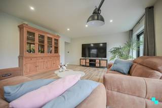 Deze instapklare woning met vier slaapkamers is gelegen op een perceel van  228m² en heeft een bewoonbare oppervlakte van 218 m² (volgens...