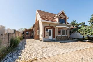 <p><span>Bent u op zoek naar een woning die u volledig naar uw eigen smaak kunt renoveren? Dan is deze ruime gezinswoning in het hart van Gelrode beslist een bezoek waard.</span></p><p><span>Gelegen op een perceel van </span><span>7 are</span><span> geniet deze woning van een uitstekende ligging, op wandelafstand van winkels, scholen en openbaar vervoer. Dankzij de centrale locatie combineert u een vlotte bereikbaarheid met het comfort van wonen in een gezellige dorpskern.</span></p><p><span>De woning biedt verrassend veel ruimte met </span><span>4 volwaardige slaapkamers</span><span> en ruime leefkamers die tal van mogelijkheden bieden om een eigentijdse en comfortabele thuis te creëren.</span></p><p><span>Een absolute troef is de </span><span>gezellige tuin</span><span>, waar u in alle rust kunt genieten. Bovendien beschikt de tuin over een </span><span>praktische achteringang</span><span>, ideaal voor fietsen, tuinmateriaal of een extra toegangsweg.</span></p><p><span>Troeven van deze woning:</span></p><ul><li><span>Centrale ligging in het centrum van Gelrode.</span></li><li><span>Perceel van ca. 700 m² (7 are).</span></li><li><span>Te renoveren naar eigen smaak.</span></li><li><span>4 ruime slaapkamers.</span></li><li><span>Ruime leef- en woonvertrekken.</span></li><li><span>Gezellige tuin met achterliggende toegang.</span></li><li><span>Tal van mogelijkheden voor gezinnen of investeerders.</span></li></ul><p><span>Bent u op zoek naar een woning met karakter, veel ruimte en een uitstekende ligging? Dan biedt deze eigendom een unieke kans om uw droomwoning te realiseren.</span></p><p><span>Contacteer ons vandaag nog voor meer informatie of een bezichtiging.</span></p>
