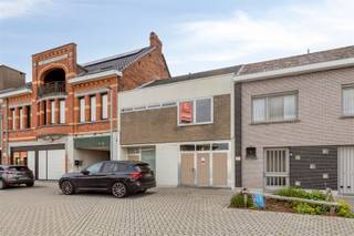 <h3><span>Gezellige gezinswoning met tuin en garage in Leupegem</span></h3><p><span>Ontdek deze deels te renoveren knusse woning in deelgemeente Leupegem, ideaal voor gezinnen of koppels die op zoek zijn naar een comfortabele thuis met tal van mogelijkheden.</span></p><p><span>Bij het betreden van de woning komt u terecht in een verzorgde inkomhal met gastentoilet. De lichtrijke leefruimte met eetplaats sluit naadloos aan op de keuken, waardoor een aangename woonomgeving ontstaat. Zowel via de living als via de keuken heeft u toegang tot de zonnige tuin met terras, gazon en tuinhuis, een ideale plek om te ontspannen of gezellig te genieten met familie en vrienden.</span></p><p><span>Op de eerste verdieping bevinden zich drie slaapkamers en een badkamer die naar eigen smaak kan worden gerenoveerd. Daarnaast beschikt de woning over een kelder, een zolder en een garage, wat zorgt voor extra opslagruimte en comfort.</span></p><h3><span>Technische troeven</span></h3><ul><li><span>Centrale verwarming op aardgas (nieuwe installatie 2024) </span></li><li><span>Twee airco-heatingsystemen (op de slaapkamer en living) </span></li><li><span>Gasdetectiesysteem aanwezig </span></li><li><span>Dak werd gerenoveerd</span></li><li><span>EPC C</span></li></ul><p><span> </span></p><p><span>Deze woning is gelegen aan een rustig vernieuwd pleintje, niet ver van de N60 Ronse-Gent en op een paar km van het centrum Oudenaarde. </span></p><p><span> </span></p><p><span>Maak je afspraak via jurgen@immodhondt.be</span></p>