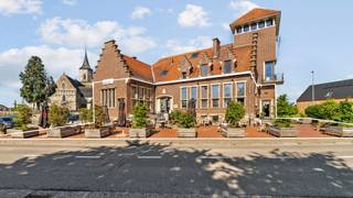 Het voormalig gemeentehuis van Kumtich omvat al jaren dit goeddraaiend restaurant en frituur. Een uitzonderlijke opportuniteit stelt zich...