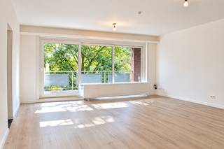 <p>BEZOEKMOMENT VOLZET!!!<br /><br />Op de tweede verdieping van een kleinschalige residentie bevindt zich dit aangename appartement met twee slaapkamers en een zuidgericht terras. Dankzij de praktische indeling, de aangename leefruimtes en de vele natuurlijke lichtinval is dit een comfortabel appartement voor wie op zoek is naar een gezellige thuis.<br /><br />INDELING<br />Het appartement wordt betreden via een ruime inkomhal van ca. 10 m², voorzien van een gastentoilet met handenwasser. Vanuit de inkomhal is er een praktische berging bereikbaar. <br />Aan de voorzijde van het appartement bevindt zich de ruime woonkamer van ca. 30 m². Dankzij de het grote schuifraam geniet deze ruimte van een aangename natuurlijke lichtinval. Aansluitend bevindt zich de keuken, afgewerkt met een tegelvloer en uitgerust met een inductiekookplaat, dampkap, oven, 2 spoelbakken en voldoende kastruimte.<br />Aan de achterzijde van het appartement bevinden zich twee slaapkamers van elk ca. 11 m², beide voorzien van een onderhoudsvriendelijke laminaatvloer.<br />De badkamer beschikt over een ligbad met douchefunctie en een badkamermeubel met enkele lavabo, spiegel, kolomkast en aansluiting voor wasmachine en droogkast.<br /><br />BIJZONDERHEDEN<br />Zuidgericht terras.<br />PVC-schrijnwerk met dubbele beglazing en cv dmv. condensatieketel op gas. <br />Inpandige fietsenstalling.<br /><br />Vaste koste: €70: minuterie, water - waarborg: 3 maanden - Plaatsbeschrijving: €160 + btw per partij<br />Beschikbaar vanaf 01/11/2026</p>
<p><span> </span></p>