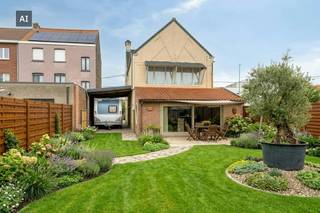 Droomt u van wonen en werken op één locatie? Wij stellen deze veelzijdige eigendom te koop voor. Dit unieke pand combineert een ruime gezinswoning met een commerciële ruimte op een strategische locatie in Kortrijk. Dicht bij belangrijke invalswegen en de rustige omgeving van de vaart biedt deze locatie een uitstekende bereikbaarheid en visibiliteit.<br /><br />Indeling<br />- Praktijkruimte<br />- Woning met 4 slaapkamers<br />- Ruime tuin met achterliggend twee garages en een carport<br /><br />Wenst u meer info over deze woning of wenst u een bezoek ter plaatse? Contacteer Annelies Wyseur (0497 37 74 49 - annelies.wyseur@dewaele.com)<br /><br />De eigendom wordt aangeboden via de Pre-sale formule. Van 28/09/2026 om 09:00 tot 2/10/2026 om 15:00 kan u het huis op afspraak komen bezichtigen en een bod uitbrengen. De vermelde prijs is een instelprijs. Voor meer info, gelieve contact op te nemen met de dossierverantwoordelijke.<br /><br />De eigendom wordt aangeboden via de Pre-sale formule. Op 02/10/2026 tussen 13:00 en 15:00 kan u het huis op afspraak komen bezichtigen en een bod uitbrengen. De vermelde prijs is een instelprijs. Voor meer info, gelieve contact op te nemen met de dossierverantwoordelijke.<br /><br />Dit pand is onderworpen aan de renovatieverplichting van de Vlaamse overheid voor residentiële gebouwen (behoudens bij sloop binnen 5 jaar na de aankoop). Consulteer voor meer informatie de website van het Vlaams Energie- en Klimaatagentschap via https://www.vlaanderen.be/een-woning-kopen/renovatieverplichting-voor-residentiele-gebouwen<br /><br />Dit pand kan onderhevig zijn aan de renovatieverplichting die door de Vlaamse overheid wordt opgelegd voor niet-residentiële gebouwen. Consulteer voor meer informatie de website van het Vlaams Energie- en Klimaatagentschap via https://www.vlaanderen.be/bouwen-wonen-en-energie/niet-residentiele-gebouwen/verplichtingen-voor-niet-residentiele-gebouwen<br /><br />Bestuursmaatregelen in het maatregelenregister: nee<br /><br />Deze AI-visualisaties zijn bedoeld als inspiratie. Er werd geen rekening gehouden met technische specificaties, stedenbouwkundige voorschriften of de concrete mogelijkheden tot realisatie.