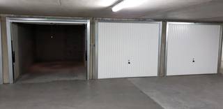 <br />Garagebox met elektrische algemene en elektrische individuele toegangspoort in Knokke-centrum, zeer goed gelegen omgeving Dumortierlaan. <br /><strong>Beschikbaar ten laatste op 01/02/2027.</strong> Bel ons vrijblijvend voor een bezoek. <br /><br /><br /><br /><span><strong>Tehuurstelling onder voorwaarden; Zie www.more.be, "bijlagen" en onder voorbehoud van beschikbaarheid.</strong></span>
