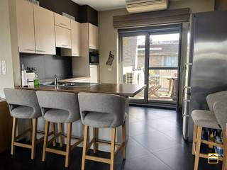 <p><span>Uitzonderlijke penthouse op toplocatie in het centrum van Genk </span><span><br /><br /></span><span>Bent u op zoek naar een uitzonderlijk appartement met standing, gelegen op een toplocatie? <br />Dit prachtig afgewerkte dakappartement in het centrum van Genk combineert ruimte, luxe en <br />een overvloed aan natuurlijk licht, en biedt een unieke woonervaring.<br /><br />Bij het betreden van het appartement komt u terecht in een zeer ruime en lichtrijke leefruimte, <br />waar grote raampartijen zorgen voor een open gevoel en een aangename connectie met de <br />buitenomgeving. Dankzij de royale oppervlakte met extra hoge plafonds is er meer dan <br />voldoende plaats voor een gezellige zithoek en een ruime eetplaats. <br /><br />De moderne keuken is volledig uitgerust met kwalitatieve toestellen en afgewerkt met duurzame <br />materialen. Ideaal voor wie graag kookt en geniet van comfort en functionaliteit. <br /><br />Het penthouse beschikt over drie volwaardige slaapkamers, elk met voldoende ruimte en lichtinval, <br />perfect als hoofdslaapkamer, kinderkamer of bureau.<br />De badkamer is stijlvol ingericht en voorzien van een comfortabele douche. <br />Daarnaast is er een berging aanwezig, handig voor extra opslag en huishoudelijke toestellen. <br /><br />Voor extra comfort is het appartement uitgerust met airconditioning, wat zorgt voor een aangenaam <br />binnenklimaat, zowel in de zomer als in de winter.<br /><br />Belangrijkste troeven op een rij:</span></p><ul><li><span>Luxueus penthouse met hoogwaardige afwerking</span></li><li><span>3 ruime slaapkamers</span></li><li><span>Grote, lichtrijke leefruimte met grote raampartijen</span></li><li><span>Volledig geïnstalleerde keuken met toestellen</span></li><li><span>Moderne douchekamer</span></li><li><span>Praktische berging</span></li><li><span>Airconditioning aanwezig</span></li><li><span>Verwarming op gas en/of elektrisch (warmtepomp)</span></li><li><span>Centrale ligging in Genk aan het Stadsplein</span></li></ul><p><span><br />Extra pluspunt:<br />Mogelijkheid tot aankoop of huren van twee autostaanplaatsen in de afgesloten met camera bewaakte <br />bewonersparking voor extra comfort en gemoedsrust. <br />Gelegen in het centrum van Genk, op wandelafstand van winkels, restaurants, openbaar vervoer en <br />andere voorzieningen. Dit penthouse is ideaal voor wie comfortabel en stijlvol wil wonen op een <br />centrale locatie. <br /><br /></span><span>Wenst U meer informatie over deze penthouse of een bezichtiging?<br />Contacteer ons via 012 26 22 05 of info@hetimmohuis.be. </span></p>