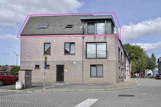 Welkom in Benedenstraat 12 te Branst! Parkeer je wagen comfortabel in de garage. Dit appartement is gelegen op de dakverdieping dus je geniet van extra rust, zonder bovenburen.<br />Bij het binnenkomen vind je een apart gastentoilet. De keuken sluit aan op de woonkamer, maar is toch voldoende afgescheiden om een aangename leefruimte te creëren. De lichtrijke en gezellige woonkamer vormt het hart van het appartement en biedt rechtstreeks toegang tot het terras, waar je heerlijk kunt ontspannen. Het appartement beschikt over twee comfortabele slaapkamers, ideaal om helemaal tot rust te komen na een drukke dag. Ook de badkamer is ruim opgevat en uitgerust met een ligbad. Een extra troef is de uitstekende ligging vlak bij de Scheldedijk. Wie houdt van wandelen of fietsen, kan hier volop genieten van de prachtige omgeving. Huurafspraken: eerste maand huur vooruit betaald, 3 maanden huurwaarborg, helft van de kostprijs plaatsbeschrijving. Het appartement is beschikbaar vanaf 1 november 2026.