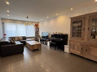 Gerenoveerde halfopen bebouwing. Voortuin met plaats voor 3 wagens. Inkomhal met schoenenberging en gastentoilet. Ruime L-vormige woonkamer met zit-...