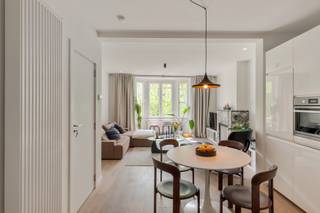 Piekfijn en lichtrijk wonen in een straat die leeft In de Kerkstraat woon je midden in dat ritme, met buurtwinkels, horeca en het Laar vlakbij - waar...