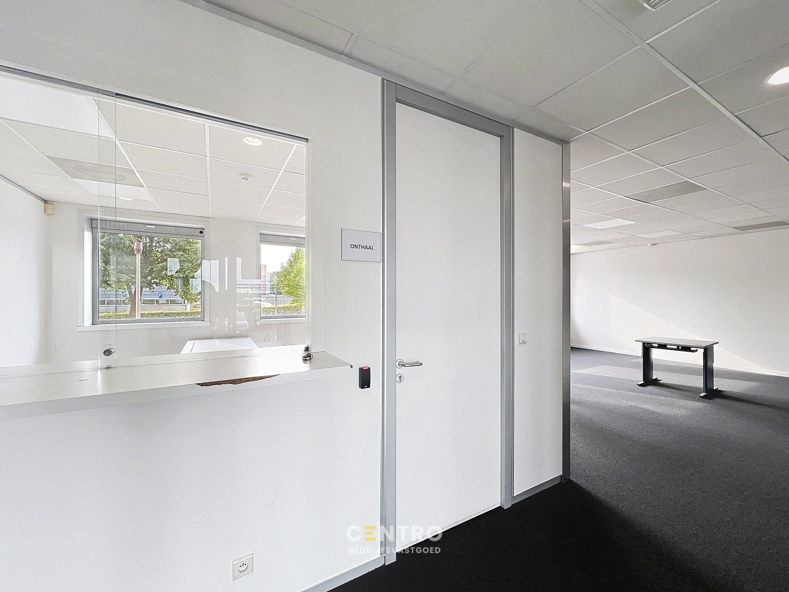 Instapklare KANTOORRUIMTE (± 700 m²) - ALL-IN formule (huur, verbruik, randaccomodatie, etc.) te IEPER. - photo 4