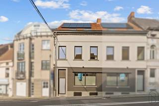 Cette maison a été rénovée avec qualité et goût. Située sur la Place de Flobecq, elle dispose d’un grand jardin clôturé et d’une terrasse...