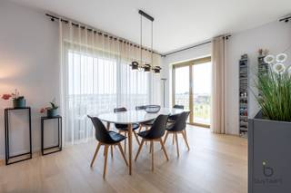 <p><span>WONEN IN STIJL: een knap twee-slaapkamer appartement op de derde verdieping met terras te Deurne-Zuid, gelegen in het project Eksterlaer, een omgeving die perfect aansluit bij de visie van de stad Antwerpen. </span></p><p><span>Bewoonbare oppervlakte van ca 95m² + 14m² terras, opgeleverd in 2023, dus als nieuw, gelegen midden in de nieuwe wijk gevormd door een lange parkstrook met waterpartijen en groengebieden.</span></p><p><span>Opvallend statig gebouw, voorzien van een lift en geeft toegang tot de ondergrondse parking.</span></p><p><span>Inkom, gastentoilet, leefruimte bestaande uit eetkamer en salon met open keuken voorzien van inductievuur, dampkap, heteluchtoven, vaatwasser, ingebouwde ijskast en diepvriezer.</span></p><p><span>Hal met vestiaire en toegang tot de twee slaapkamers, badkamer en berging/wasplaats. Beide slaapkamers zijn voorzien van ingemaakte kasten en de grote slaapkamer met automatische verduistering. Badkamer met dubbele lavabo, inloopdouche en wanden volledig betegeld.</span></p><p><span>Combinatie van parket en tegelvloer, aluminium ramen, vloerverwarming - warmtepomp (verwarmen en koelen), ventilatie type D, EPC A-label.</span></p><p><span>Extra's: automatische screens (zijdelings), vliegenramen, draai-kip ramen, blokdeuren, videofoon.</span></p><p><span>Een ondergrondse autostaanplaats is bijkomend aan te kopen +25.000€. Daarnaast beschikt u over een privatieve berging en een gemeenschappelijke fietsenstalling.</span></p><p><span>Gemeenschappelijke kosten: ca 170€/m (syndicus, brandverzekering, poetsen gem delen, onderhoud lift, gem verbruik,...).</span></p><p><span>In de nabijheid </span><span>het Boekenbergpark, Te Boelaerpark, Park Groot Schijn en het Rivierenhof, rustig en toch op een boogscheut van het centrum Antwerpen, de autoluwe straten en de aanleg van fiets-en wandelpaden maken het wonen zeer aangenaam.</span></p><p><span>Instapklaar appartement, voor wie houdt van comfort, welkom voor een bezoekje!</span></p><p><span> </span></p>