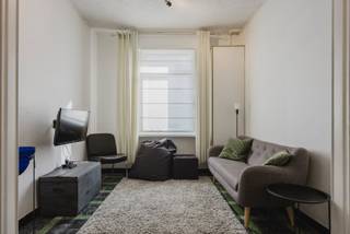 Op zoek naar een tijdelijke thuis in Kortrijk? Deze volledig gemeubelde woning combineert een centrale ligging met het comfort dat je nodig hebt voor een korter verblijf. Het centrum, voorzieningen en de belangrijkste invalswegen bevinden zich vlakbij.<br /><br />Via de inkomhal kom je in de leefruimte en keuken, voorzien van alles wat je nodig hebt. Beneden is er airco. Aansluitend bevindt zich de vernieuwde badkamer met toilet. Verder is er een afgesloten terras om van de zon te genieten en nog buitenruimte. De wasberging beschikt over een wasmachine.<br /><br />Boven zijn er 3 slaapkamers met rolluiken. Dekens en kussens zijn voorzien. Als huurder breng je enkel lakens, badlinnen en persoonlijke spullen mee: de rest staat klaar.<br /><br />Voor water, gas en elektriciteit wordt €150/maand voorschot. <br />Internet, Chromecast-tv en brandverzekering samen €90/maand. <br />Eindschoonmaak is voor rekening van de gebruiker. Stockage van goederen is niet mogelijk.<br /><br />De woning is beschikbaar voor korte-termijn-verhuur en biedt plaats aan maximaal 4 personen. Ideaal voor stagiairs, tijdelijke werkopdrachten, een verbouwing of als overbrugging tussen twee woningen.<br /><br /><br />Waarom net dit aanbod overwegen?<br /><br />✔ Beschikbaar vanaf 1/12/26<br />✔ Volledig gemeubeld<br />✔ 3 slaapkamers<br />✔ Max. 4 personen<br />✔ Airco beneden<br />✔ Rolluiken boven<br />✔ Oplossing voor een korte termijn<br />✔ Centrale ligging<br />✔ Internet &amp; Chromecast-tv<br /><br />Nood aan een tijdelijke thuis in Kortrijk? Vul het contactformulier in en we nemen spoedig contact met je op.
