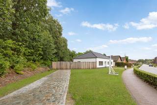 <p>WOW! Sommige woningen hebben ruimte. Andere hebben een topligging. Maar deze woning? Die heeft het allebei!</p><p>Stel je voor: wakker worden in alle rust, genieten van heerlijk gelijkvloers wooncomfort en vanuit je eigen achtertuin rechtstreeks de prachtige natuur van Merksplas-Kolonie instappen. Wat een plek om thuis te komen!</p><p>Aan de Vaartstraat in Merksplas ontdek je deze bijzondere eigendom met maar liefst 194 m² bewoonbare oppervlakte op een perceel van 836 m². Een unieke combinatie van ruimte, vrijheid, privacy en natuur!</p><p>Een zee van ruimte, helemaal gelijkvloers!</p><p>Zodra je binnenkomt, voel je het: hier is ruimte om écht te leven! De royale, lichtrijke leefruimte vormt het gezellige hart van de woning, met volop plaats voor een sfeervolle zit- en eethoek. De aansluitende ingerichte keuken biedt ingebouwde toestellen, veel kastruimte en een praktische voorraadberging.</p><p>Verder ontdek je drie volwaardige slaapkamers en maar liefst twee badkamers! Geniet van een ontspannen moment in het vrijstaande ligbad of kies voor het comfort van de tweede badkamer met inloopdouche. Airconditioning maakt het plaatje compleet.</p><p>Praktisch? Absoluut! En hoe!</p><p>De ruime dubbele inpandige garage biedt volop plaats voor wagens, fietsen, wasvoorzieningen en opslag. Ook het naastgelegen perceel behoort tot de eigendom en biedt extra mogelijkheden. Buiten wacht een onderhoudsvriendelijke buitenzone met houten overkapping en aparte berging. Een elektrische toegangspoort en camerabewaking zorgen voor extra privacy en veiligheid.</p><p>En dan… de troef die deze woning écht uitzonderlijk maakt!</p><p>Je opent je tuinpoort en staat gewoon midden in het groen van Merksplas-Kolonie! Geen autorit, geen verplaatsing, maar rechtstreeks vanuit je eigen tuin de prachtige bossen, statige dreven en open landschappen in.</p><p>Droom je van lange wandelingen, een ochtendloopje tussen de bomen of gewoon genieten van de stilte? Hier ligt het allemaal letterlijk aan je voeten. Een achtertuin met een prachtig natuurgebied als verlengstuk… hoe bijzonder is dat?</p><p>Dit is geen alledaagse woning. Dit is een buitengewone woonkans!</p><p>Kom kijken, voel de ruimte en ontdek deze bijzondere plek in Merksplas!</p><p><br />EPC-label B (146 kWh/m²/jaar), elektriciteit conform, asbestveilig. Infoplicht: Vg, Wg, Gmo, Gvkr, Vv. P-score: A, G-score: A. Dit is geen aanbod; alle informatie onder voorbehoud van materiële vergissingen en/of wijzigingen.</p><p><br /> </p><p><br /> </p>