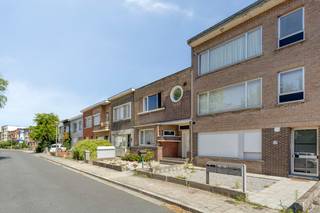 Deze charmante rijwoning is gelegen in de 'Unitaswijk' vlakbij het Boekenberg Park en bestaat uit: voortuin (met toegang tot de kelder), inkom, living, keuken met apart toilet en toegang tot de mooie tuin. Op de eerste verdieping zijn er 2 grote slaapkamers, 1 klein slaapkamer en een ingerichte badkamer.<br />Onderaards is er een zeer handige en droge kelder voorzien welke toegang heeft vanuit de tuin en de voortuin.
