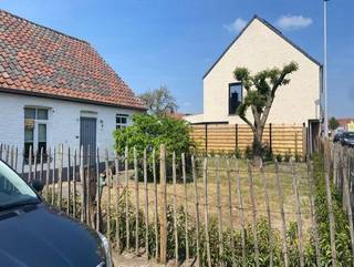 Huis te koop OOSTKAMP<br />Dit waren 2 huisjes waar we 1 van gemaakt hebben.<br />Halfopen bebouwing<br />Voortuin<br />Tuin<br />Keuken<br />Eet plaats<br />Living met hout kachel<br />Voute kamer (ideaal voor een kinderkamer of bureau)<br />2 ruime slaapkamers<br />Badkamer met ligbad<br />Aparte ruimte voor wasmachine en droogkast<br />Kot voor grasmaaier en fietsen<br />Kelder<br />Voor verdere inlichtingen stuur of bel (+32477520187)<br />