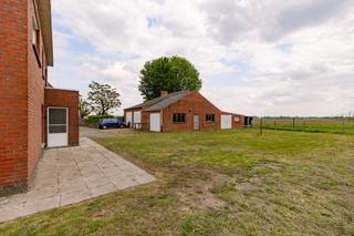 Ruime woning met weiland op toplocatie – totaal perceel van 3.680 m²De woning is gelegen in de Leenstraat 7 te Torhout, in een groene en landelijke...