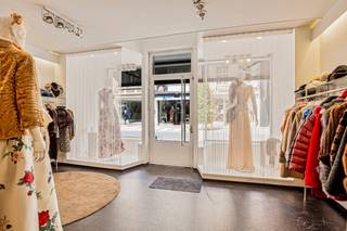 n de Manestraat bevindt zich dit veelzijdige pop-up handelspand te huur in Roeselare, vrij vanaf oktober. Dit stuk bedrijfsvastgoed heeft een oppervlakte van ca. 163 m² en biedt de optie tot wonen en werken. Het pand is instapklaar dankzij grondige opfriswerken en een recent vernieuwd dak in 2024.<br /><br />Ligging en bereikbaarheid:<br />Dit handelspand te huur is gelegen nabij de Grote Markt in het centrum van Roeselare. Er is ruim voldoende parkeergelegenheid in de directe omgeving van de Manestraat.<br /><br />Indeling van het pand:<br />Totale bruikbare vloeroppervlakte van ca. 163 m²<br /><br />- Gelijkvloers: winkelruimte, apart bureau, toilet en kelder<br /><br />- 1ste verdieping: leefruimte of open kantoorruimte met bergruimte<br /><br />- 2de verdieping: 2 slaapkamers en een badkamer<br /><br /><br />Enkel beschikbaar voor een pop-up (vrij vanaf oktober)<br /><br /><br />Dit unieke handelspand te huur in Roeselare is de ideale kans om uw pop-up onderneming te starten op een centrale locatie. Neem contact op voor meer details over deze pop-up ruimte te huur in Roeselare.<br /><br />Bent u op zoek naar bedrijfsvastgoed bestaande uit een handelspand te huur in Roeselare? Aarzel dan niet om ons te contacteren op het nummer 051 21 22 23.<br /><br />Bestuursmaatregelen in het maatregelenregister: in aanvraag<br /><br />Deze AI-visualisaties zijn bedoeld als inspiratie. Er werd geen rekening gehouden met technische specificaties, stedenbouwkundige voorschriften of de concrete mogelijkheden tot realisatie.