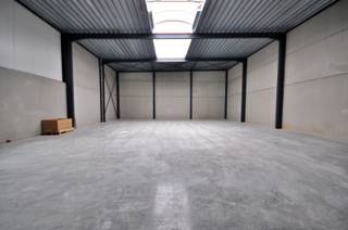 Un tout nouveau complexe d'entreprises a été construit sur l'ancien site de Bekaert à Zwevegem - Moen.<br />Le tout nouveau parc PME ne compte pas moins de 19 unités de coque, dont 3 seulement sont encore disponibles !<br /><br />Quelques caractéristiques de cette unité PME :
<ul>
	<li>Les bâtiments sont construits en matériaux durables</li>
	<li>Surface de <strong>321m2</strong></li>
	<li>L'unité est construite dans une structure en acier</li>
	<li>Les murs sont constitués d'une combinaison de panneaux en béton et de panneaux sandwichs métalliques</li>
	<li>Toiture en tôle d'acier avec isolation</li>
	<li>Dalle en béton industriel poli, portail sectionnel et menuiserie en aluminium (si prévu sur plan)</li>
</ul>
<br />Ce projet bénéficie d'une <strong>localisation très intéressante:</strong>

<ul>
	<li>Le projet est situé à proximité du canal Bossuit-Kortrijk.</li>
	<li>Il fait partie du parc d'activités Moen Trekweg existant.</li>
	<li>Le site est facilement accessible via l'E17 et l'E403 !</li>
</ul>
<br />Vous souhaitez plus d'informations? Contactez Matthias Roman: 0485 53 17 16