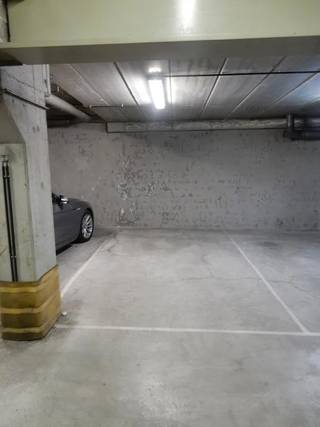 Ondergrondse autostaanplaats (niveau -1) in het centrum van Waregem. Dichtbij het station van Waregem en centrum van Waregem. Toegang...