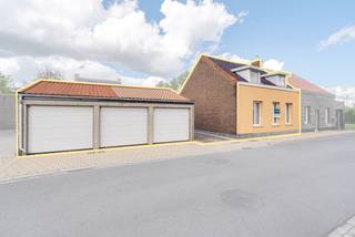Op zoek naar een instapklare woning met extra ruimte voor stockage, een hobby of een bijberoep? Dan bent u hier aan het juiste adres. Deze woning ligt op het einde van een rustige, doodlopende straat.<br /><br />Troeven op een rij:<br />- Elektriciteit conform het AREI<br />- Grote garage met 3 poorten<br />- Zeer goed onderhouden<br /><br />De inkomhal geeft enerzijds toegang tot een aparte bergruimte met aansluitend de kelder, en anderzijds tot de ruime woonkamer. Vooraan in de woning bevindt zich een sfeervol ingerichte slaapkamer op het gelijkvloers. Achteraan vindt u de keuken, met voldoende plaats voor een eetplaats, het apart toilet en de badkamer met groot ligbad, wastafel en ruimte voor wasmachine en droogkast.<br /><br />Op de bovenverdieping is er momenteel één grote slaapkamer, met de mogelijkheid om deze op te delen in twee kleinere kamers.<br /><br />De woning beschikt over twee buitenruimtes: een gezellig terras achteraan en een extra tuin op het naastliggende perceel, waar op dit moment ook een carport staat. Via de tuin bereikt u de garage met de drie poorten.<br /><br />Iets voor u? Plan snel uw bezoek in.<br /><br />EPC: 333 kWh/(m² jaar) - LABEL D<br />Referentie: YP/26100/TK<br /><br />Recente stedenbouwkundige inlichtingen in aanvraag