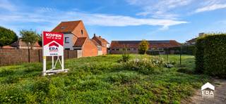 <h2><strong>Goed gelegen stuk bouwgrond met tal van mogelijkheden</strong></h2><p>Op zoek naar bouwgrond op een gunstige locatie? Dit goed gelegen perceel biedt een uitstekende basis voor wie zijn eigen woonproject wil realiseren.</p><p>Of u nu droomt van een ruime gezinswoning, een moderne nieuwbouw of een woning die volledig afgestemd is op uw eigen wensen en levensstijl: dit perceel biedt heel wat potentieel.</p><p>Dankzij de goede ligging geniet u van een vlotte bereikbaarheid en bevinden belangrijke voorzieningen, winkels, scholen en verbindingswegen zich binnen handbereik. Tegelijk biedt de omgeving de rust en ruimte die u van een kwalitatieve woonlocatie mag verwachten.</p><p>Een mooie opportuniteit voor particulieren, bouwers en investeerders die op zoek zijn naar een goed gelegen bouwgrond met perspectief.</p><p><br /></p><p><strong>Benieuwd naar de mogelijkheden van dit perceel? Neem gerust contact op voor meer informatie of een bezoek ter plaatse.</strong></p>