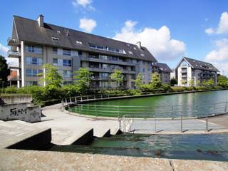 LOUIS TANTSTRAAT 6/1.1 - ROESELARE <br /><br />Volledig instapklaar &amp; luxueus appartement op eerste verdiep met uniek open zicht op "de kleine bassin". De kwalitatief hoogstaande afwerking, in combinatie met de rustige ligging (maar toch op wandelafstand van het centrum) en groene omgeving zijn absoluut een pluspunt! <br />Het appartement bestaat uit een inkom, ruime living in parket en volledig ingerichte moderne keuken met vaatwasmachine.<br /><br />Verder 1 slaapkamer met dressing, 1 grote slaapkamer met inbouwkast, ingerichte wasplaats (zonder toestellen). De badkamer is volledig en luxueus afgewerkt: lavabomeubel, douche, en ligbad. Infraroodverwarming.<br /><br />Terras met prachtig zicht op het water. (kleine bassin)<br /><br />Individuele kelderberging is inbegrepen. Ook voldoende parkeergelegenheid buiten.<br />Dubbele garage<br /><br />Syndic € 70,00 / maand <br />Water: € 35,00 / maand<br /><br />Beschikbaar vanaf 01/12/2026
