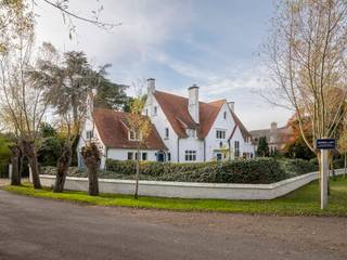 Located in the heart of the Zoute on a 1,912 m² plot, this exceptionally spacious and bright 498 m² villa features a south-facing garden. A...