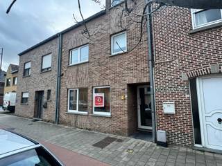 Uitstekend gelegen appartement in het centrum van Wilsele.Dit appartement heeft een slaapkamer en aansluitend een open bureau of dressing. Er is een...