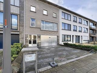 <p>Stijlvolle bel-étage met ZW-tuin, ruime garage, oprit voor 2 auto's + voor de oprit 1 plaats! Multifunctionele ruimte én uitbreidingspotentieel.<br /><br />Op zoek naar een lichtrijke woning met veel ruimte, een uitstekende ligging én toekomstmogelijkheden? Dan is deze verzorgde bel-étage beslist een bezoek waard.<br /><br />Bij het binnenkomen wordt u verwelkomd in een ruime inkomhal met maatwerkkasten. Op het gelijkvloers bevindt zich een multifunctionele ruimte die perfect dienst kan doen als slaapkamer, bureau, praktijkruimte of zelfs kangeroewoning. Dankzij de aparte badkamer met toilet biedt deze verdieping tal van mogelijkheden. Verder beschikt de woning over een uitzonderlijk ruime garage, een oprit voor minstens twee wagens en een zonnige zuidwestgerichte tuin met terras waar u de hele dag van de zon geniet.<br /><br />De eerste verdieping baadt in het natuurlijke licht en biedt een aangename leefruimte met grote raampartijen, een gezellige eetkamer en salon, aansluitend aan een volledig geïnstalleerde keuken. Verder vindt u hier een ruime masterbedroom met een rustgevend uitzicht op de tuin, een verzorgde badkamer met lavabo en bad/douche en een apart gastentoilet.<br /><br />Extra troef: achter de huidige voorgevel bevindt zich vandaag een plat dak. Volgens de stedenbouwkundige mogelijkheden kan, mits het bekomen van de nodige vergunningen, een extra verdieping worden gerealiseerd. Een unieke opportuniteit voor wie extra woonruimte of een waardevermeerdering van de woning wenst.<br /><br />Troeven<br /><br />✔ Zuidwestgerichte tuin met terras<br />✔ Multifunctionele ruimte met eigen badkamer en toilet<br />✔ Zeer ruime garage en oprit voor minstens 2 wagens<br />✔ Lichtrijke leefruimte met grote raampartijen<br />✔ Volledig geïnstalleerde keuken<br />✔ Masterbedroom met tuinzicht<br />✔ Verwarming op mazout, met reeds aanwezige gasaansluiting<br />✔ Mogelijkheid tot uitbreiding met een extra verdieping (mits vergunning)<br /><br />De woning is centraal gelegen, op wandelafstand van scholen, winkels en sportfaciliteiten, en geniet bovendien van een vlotte verbinding naar de autosnelwegen.<br /><br />Interesse? Neem contact op met Laila via laila@immodor.be of bel 0477/30 85 59 voor een bezoek.<br /><br />Stedenbouwkundige inlichtingen: mogelijkheid tot uitbreiding met één extra verdieping, mits het verkrijgen van de vereiste vergunningen.</p>
