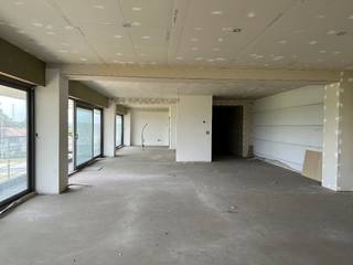 Unieke bureauruimtes met zicht op de Leie en de velden.<br /><br />Op de tweede verdieping van de gebouwen van Terras Decor bevindt zich deze open en lichtrijke locatie waar aparte bureauruimtes kunnen worden gecreëerd en waar eventueel een open landschapskantoor kan worden ingericht. Er zijn ook parkeerplaatsen voorzien vooraan en aan de zijkant van het gebouw.<br /><br />Momenteel is dit pand nog niet opgeleverd en staat deze nog casco, wat bijzonder interessant is als u een specifiek design in gedachten had voor uw kantoorruimtes. De eigenaar is bereidt in samenspraak en eventueel tegen een vergoeding enkele extra's te realiseren. <br />Het pand wordt verwarmd met radiatoren of gekoeld met airco-units.<br /><br />De kantoorruimte is te bereiken via een lift.<br /><br />Men kan ook beschikken over een privatieve parking, de welke kan gehuurd worden aan 40€/plaats per maand. <br /><br />Troeven van dit pand zijn:<br />- de enorme totale oppervlakte (+/- 200 m2);<br />- veel lichtinval;<br />- het verre uitzicht over de velden en de Leie;<br />- een rechtstreekse toegang met de lift.<br />- aparte ingang<br />- vrije inrichting