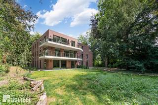 Dit luxueuze nieuwbouwappartement (E-Peil: -15) bevindt zich in een rustige en groene omgeving aan de rand van Sint-Niklaas, in het exclusieve Smissepark. Het appartement combineert een luxe afwerking met een praktische indeling en biedt een uitmuntend wooncomfort. Bij binnenkomst kom je in de ruime inkomhal die toegang biedt tot een apart toilet. De lichte, open woonkamer is een echte eyecatcher, met grote raampartijen die zorgen voor een overvloed aan natuurlijk licht. De living gaat naadloos over in het prachtig zuidwest gerichte terras, vanwaar u kan genieten van een adembenemend uitzicht op de verzorgde private parktuin. De volledig ingerichte keuken biedt alles wat je nodig hebt en is voorzien van hoogwaardige toestellen. Het appartement beschikt over drie ruime slaapkamers en een ruime badkamer voorzien van een ligbad, douche, toilet en lavabomeubel. Daarnaast is er nog een aparte berging/wasplaats. Bij dit appartement hoort een afgesloten garagebox in de kelderverdieping, een aparte berging en vier privatieve fietsstaanplaatsen. Verder werd het appartement volledig afgewerkt met een hoogwaardige parketvloer en is het uitgerust met zonnepanelen en vloerverwarming inclusief koeling via een energiezuinige warmtepomp. Wacht niet langer en kom dit unieke appartement zelf ontdekken! De algemene kosten bedragen 100 Euro/maand.