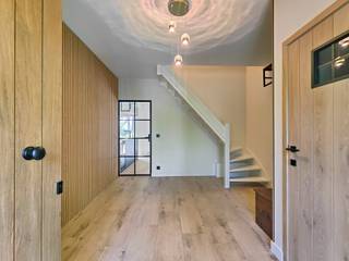 Dicht bij Knokke in Nederland. Prachtig gerenoveerde vrijstaande villa op ca. 1.280 m² met adembenemend VERZICHT over de polders. Gelegen in een rustige, kindvriendelijke buurt, vlakbij Knokke, Cadzand en Eede. Geniet van een lichtrijke leefruimte met toegang tot de zonnige tuin, verwarmd terras en buitenhaard. De nieuwe luxekeuken (nog onder garantie) is volledig uitgerust met topapparatuur o.a. ATAG, Bertazzoni, wijnkoeler en Amerikaanse koelkast. Verder: ruime kantoor-/hobbyruimte, garage met wasvoorziening en extra berging.<br />Boven vindt u 4 slaapkamers, waaronder een master met inbouwkasten, en een stijlvolle badkamer met inloopdouche, ligbad en dubbele wastafel. Troeven: zuidgerichte tuin met vrij uitzicht, 2 parkeerplaatsen + ruime garage, zonnepanelen + laadpaal, massief eiken deuren &amp; Italiaanse keramische tegels• Gunstig EPC (C) + asbestattest .<br />Een unieke kans voor wie rust, ruimte en comfort zoekt op een toplocatie nabij de kust! VLOTTE verbindingsmogelijkheden met autosnelweg en openbaar vervoer!<br />(Wg, Gmo, Gvv, Gvk) . *Richtprijs is een richtprijs.<br /><br />Alsook de foto van zijn hobbykamer niet publiceren (enkel deze van in bijlage mag wel want deze toont niet heel de hobbykamer).<br /><br />Een sleutel heeft hij niet meer extra maar we spreken best eens af daar ter plaatse.<br />Voor bezoeken vraagt hij ook om liefst 2 dagen of een dag op voorhand dit vast te leggen. Mag via mij gebeuren.