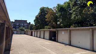 <p><span>Deze garagebox is gelegen in de winkelstraat "de Statielei", het winkelcentrum van Mortsel.  </span></p><p><span> </span></p><p><span>Via een automatisch poort komt u in het garagecomplex.  </span></p><p><span> </span></p><p><span>De Garagebox nr. 27 met manuele poort is onmiddellijk beschikbaar vanaf aktedatum.  Er is geen water of elektriciteit aanwezig in de garage.</span></p><p><span>De garage heeft volgende afmetingen (3.0 m BR x 5.4 m D)</span></p><p><span> </span></p><p><span>Voor meer info of een bezoek ter plaatse, bel ons op 03-449 42 41 of mail ons via hallo@habicom.be</span></p><p><span>Benieuwd naar de waarde van jouw woning?  Check het gratis op <span>www.watismijnhuiswaard.be</span></span></p><p><span> </span></p><p><span> </span></p>
