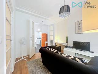 <h1><span>TE HUUR – Prachtig gemeubeld appartement met 1 slaapkamer en balkon in het centrum van Brussel</span></h1>
<p><span>We Invest Brussel-Europe biedt u dit prachtige appartement met 1 slaapkamer aan, ideaal gelegen in een gegeerde residentiële wijk vlak bij Sint-Katelijne, het Brusselse kanaal, openbaar vervoer, winkels en het stadscentrum.</span></p>
<p><span>Vanaf het moment dat u binnenkomt, wordt u gecharmeerd door de uitzonderlijke lichtinval en de warme sfeer van dit perfect onderhouden appartement. De ruime en stijlvolle woonkamer geniet van veel natuurlijk licht en biedt een comfortabele en gezellige leefomgeving.</span></p>
<p><span>De ruime slaapkamer beschikt over grote ramen en directe toegang tot een aangenaam privébalkon met uitzicht op een rustige en groene omgeving, een echte oase van rust in het hart van Brussel.</span></p>
<p><span>De moderne keuken is volledig uitgerust en sluit aan op een gezellige eetruimte. Daarnaast is er een aparte werkruimte aanwezig, ideaal voor thuiswerk in optimale omstandigheden.</span></p>
<h2><span>Indeling</span></h2>
<ul>
<li><span>Inkomhal</span></li>
<li><span>Lichtrijke woonkamer</span></li>
<li><span>Volledig uitgeruste keuken</span></li>
<li><span>Eetkamer</span></li>
<li><span>1 ruime slaapkamer</span></li>
<li><span>Douchekamer</span></li>
<li><span>Bureauhoek</span></li>
<li><span>Privébalkon met open zicht op groen</span></li>
</ul>
<h2><span>Ideale ligging – Sint-Katelijnewijk</span></h2>
<ul>
<li><span>Op wandelafstand van het Brusselse kanaal</span></li>
<li><span>Slechts enkele minuten van het historische stadscentrum</span></li>
<li><span>Metro-, tram- en bushaltes op wandelafstand</span></li>
<li><span>Dicht bij station Brussel-Noord</span></li>
<li><span>Winkels, supermarkten, restaurants en cafés in de onmiddellijke omgeving</span></li>
<li><span>Snelle verbinding naar de autosnelwegen (A12, E40 en E19)</span></li>
<li><span>Nabij Villo- en Cambio-stations</span></li>
<li><span>Dicht bij de Europese instellingen</span></li>
</ul>
<h2><span>Voorzieningen in de buurt</span></h2>
<ul>
<li><span>Carrefour Express</span></li>
<li><span>Aldi</span></li>
<li><span>Scholen en kinderdagverblijven</span></li>
<li><span>Musea en toeristische trekpleisters</span></li>
<li><span>Groenzones en wandelpaden langs het kanaal</span></li>
</ul>
<p><span>Dit appartement is ideaal als:</span></p>
<ul>
<li><span>Hoofdverblijfplaats</span></li>
<li><span>Pied-à-terre in Brussel</span></li>
<li><span>Kwalitatieve vastgoedinvestering</span></li>
<li><span>Woning voor expats of Europese professionals</span></li>
</ul>
<h2><span>Extra troeven</span></h2>
<ul>
<li><span>Zeer lichtrijk appartement</span></li>
<li><span>Rustige en gegeerde buurt</span></li>
<li><span>Uitstekende mobiliteit</span></li>
<li><span>Weinig geluidsoverlast</span></li>
<li><span>Groene omgeving</span></li>
</ul>
<h2><span>Contact</span></h2>
<p><span>Olivier Halleux</span><br /><span>We Invest Brussel-Europe</span></p>
<p><span>📞 0486 68 86 25</span><br /><span>📧 </span><span>olivier.halleux@weinvest.be</span></p>
<p><span>Voor meer informatie, een bezoek of het volledige dossier kunt u rechtstreeks contact opnemen met Olivier Halleux.</span></p>
<p><span>We Invest Brussel-Europe</span><br /><span>Uw vastgoedspecialist in Brussel-Centrum, de Europese Wijk, Schaarbeek, Sint-Joost-ten-Node, Evere en omgeving.</span></p>